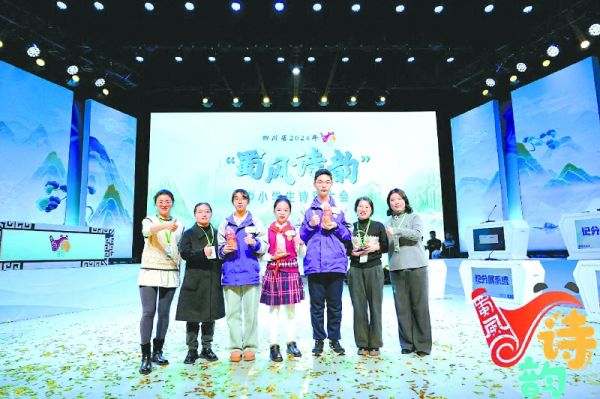 南充队师生合影留念。受访者供图