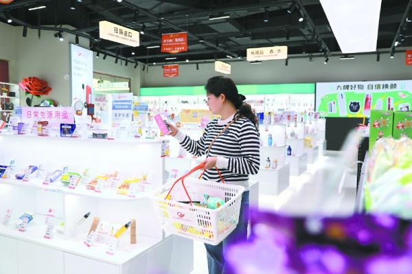 市民在南充进口保税购物中心选购商品。