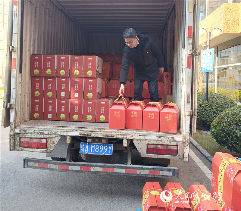 陈瑞在车上整理礼包。人民网 丁纪摄