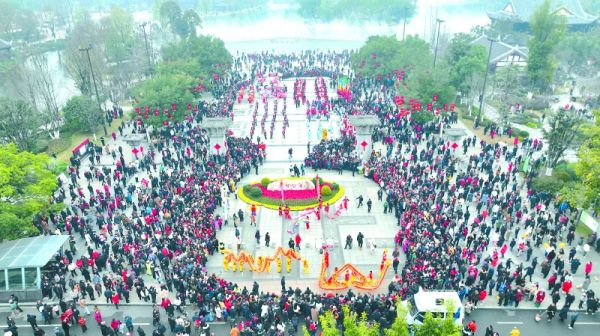 “文化贺新春·民俗大拜年”巡游活动走进北湖公园。岳显荣摄