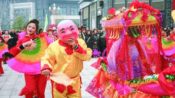 “文化贺新春·民俗拜大年”巡游活动现场，旱船表演队送上精彩表演。