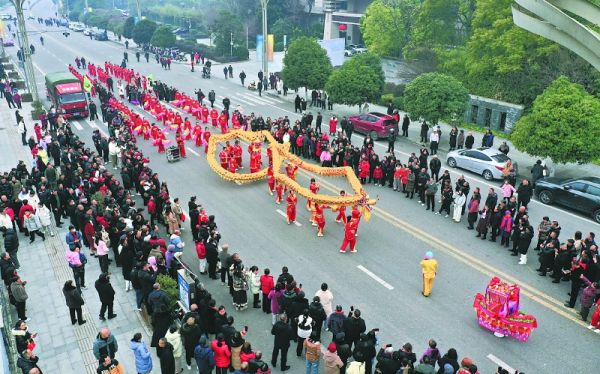 “文化贺新春·民俗拜大年”巡游活动。