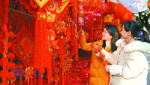 市民购买春节装饰。