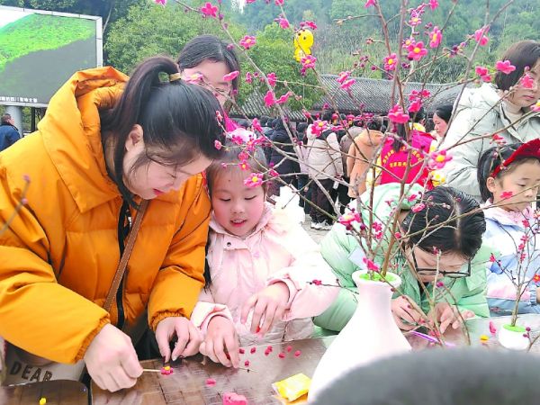 市民在张澜故里景区参加活动。