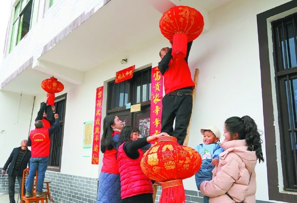 志愿者上门送春联、挂灯笼。