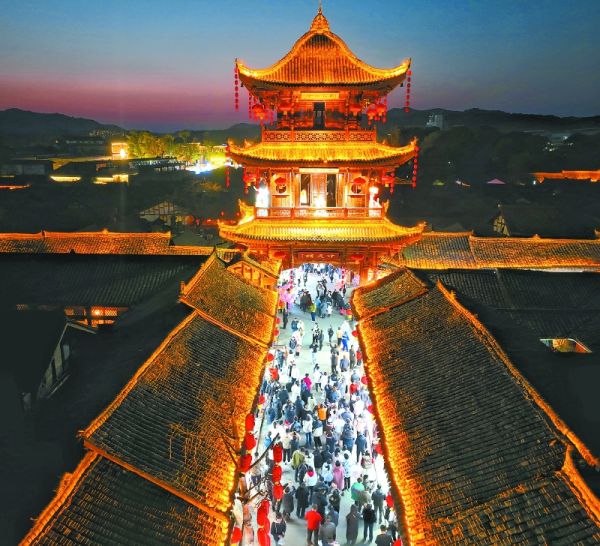 华灯初上，阆中古城游人如织。梁德摄