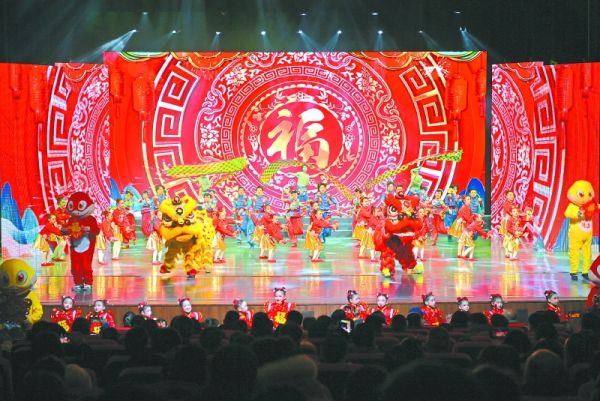 2025“嘉陵春江闹元宵”南充市群文精品文艺展演现场。