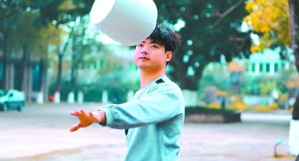 片中，米加乐的训练场景。视频截图