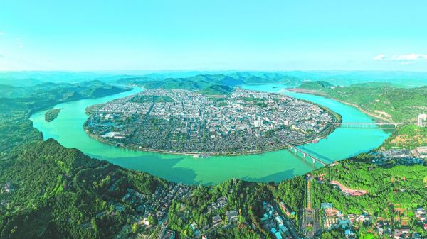 山环水绕阆中城。