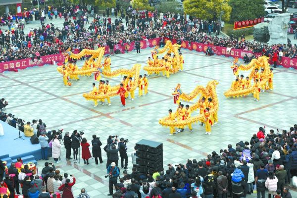 李晓艳创作编导的金龙舞展演套路《五福临门》参加南充市元宵节舞龙舞狮比赛。文仁萍摄