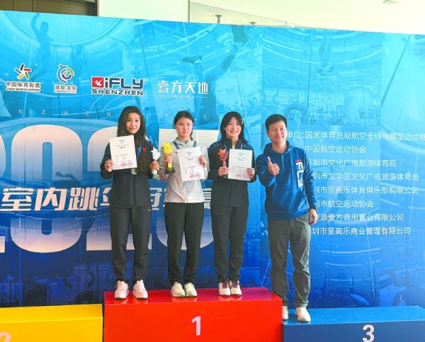 汪宇婷（左二）展示奖杯和证书。受访者供图