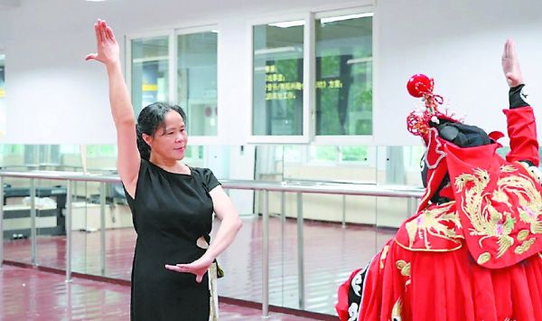 殷秋华（右）跟着母亲一起练习动作（资料图）