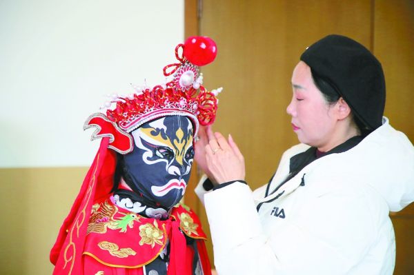 林春（右）为殷秋华整理头饰