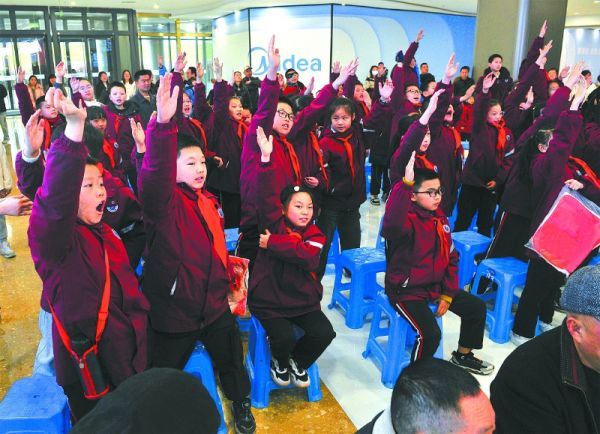 抢答环节，学生们踊跃举手。