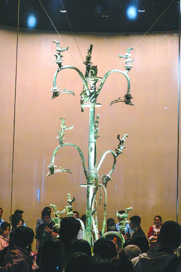 讲座中提到的三星堆青铜神树上的鸟形象。