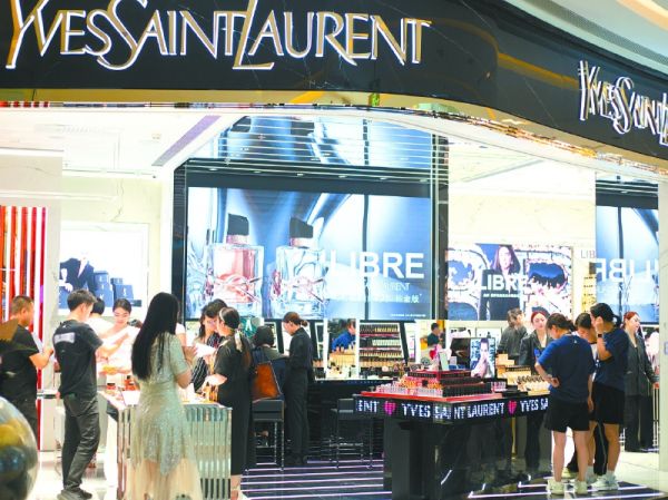 YSL店内人头攒动。